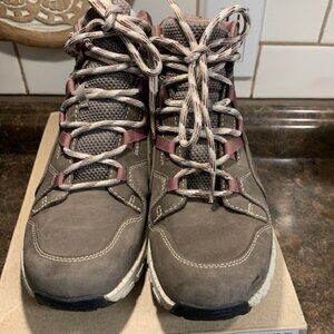 Clarks Taupe Cross Wave Summit Boots Size 7-1/2